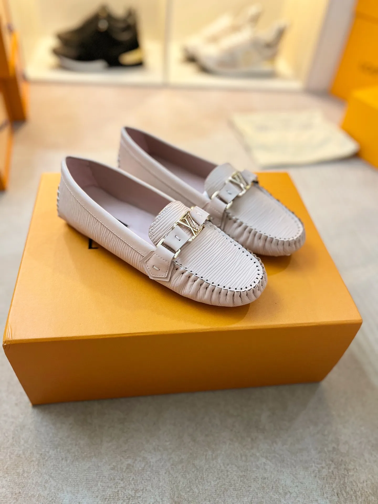p460💰Couple model❤️🇫🇷 𝙇𝙤𝙪𝙞𝙨 𝙑𝙪𝙞𝙩𝙩𝙤𝙣 🇫🇷Louis Vuitton 2023 Classic𝓛𝓿 𝓣𝓻𝓪𝓲𝓷𝓮𝓻 Sports Series ➪➪➪¯ [Arizona Doudou Shoes Series] ▪️▪️▪️Arizona slip-on shoes are made of Monogram Eclipse canvas. Its hand-painted and dyed edges and hand-sewn uppers fully demonstrate Louis Vuitton's traditional shoemaking craftsmanship. This slip-on shoe is very lightweight. The integrated tongue and upper make it particularly comfortable and flexible. The soft outsole is equipped with rubber padding. Decorated with matching sash. Detailed features: ☑️Monogram Eclipse canvas ☑️Black Eclipse pattern ☑️Hand-painted shoe edges ☑️Hand-sewn uppers (each pair takes time to process) ☑️Integrated tongue and upper construction ☑️Outsole equipped with rubber lining ☑️size: 35_46